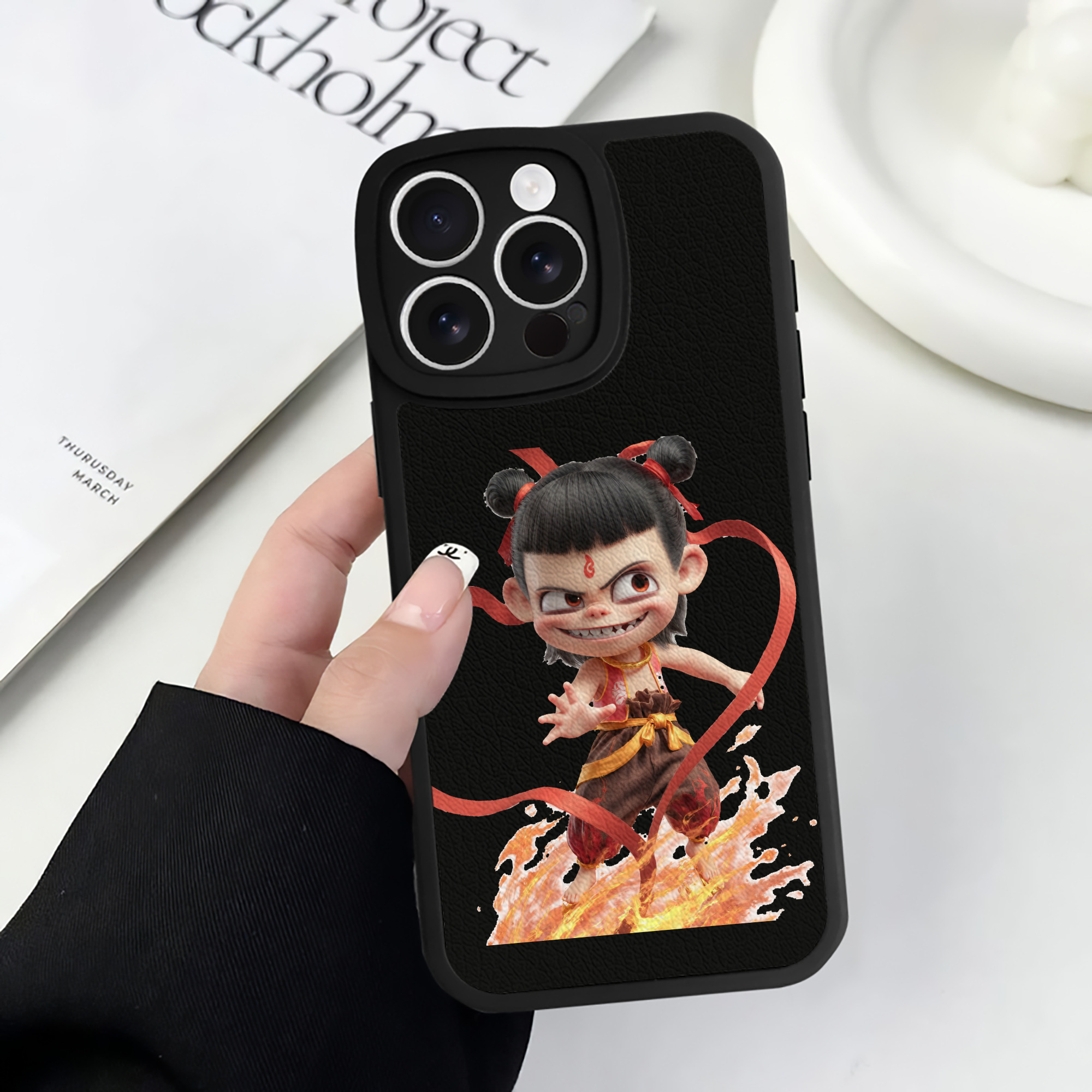 （画像用） Ne Zha 2 ナタ 魔童の大暴れ 【iPhone 16シリーズ対応】シリコンスマホケース（レザー調） 材質：シリコン